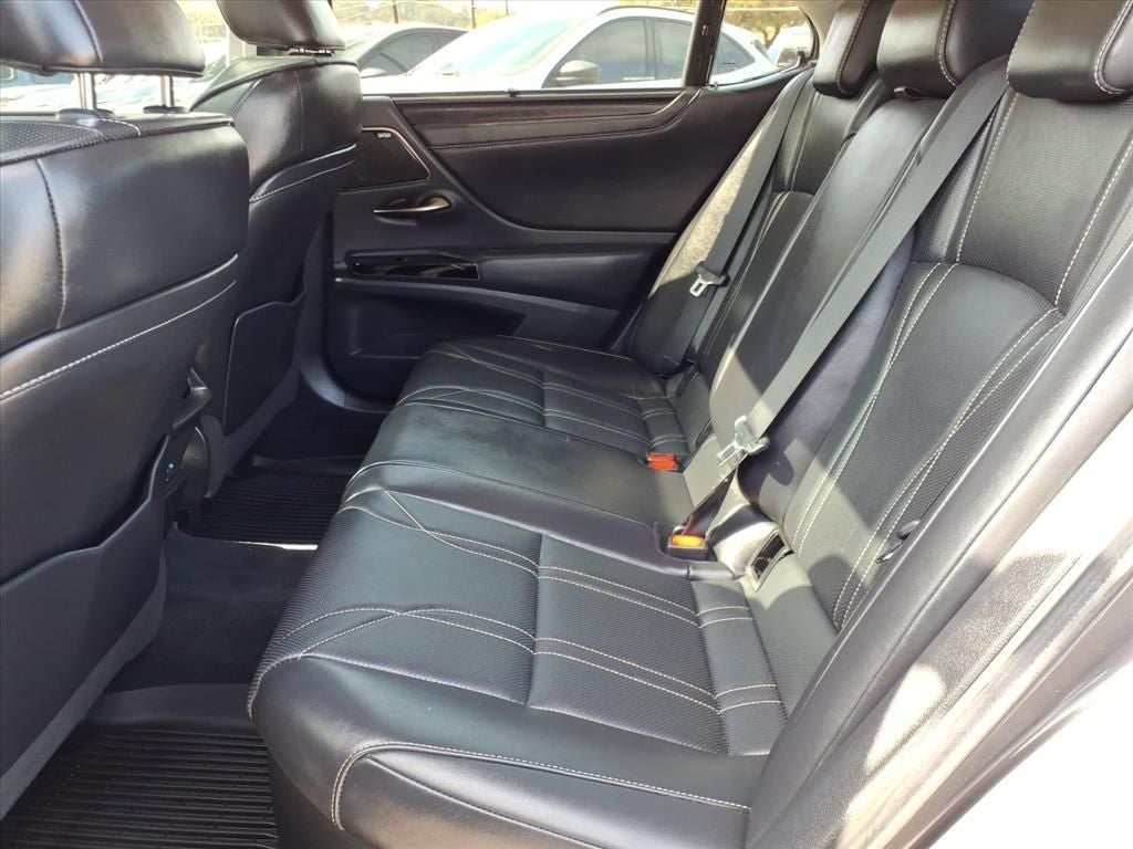 2022 Lexus ES 300h Ultra Luxury