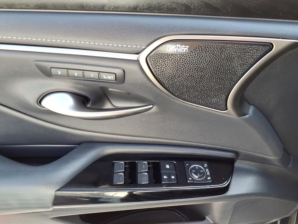 2022 Lexus ES 300h Ultra Luxury