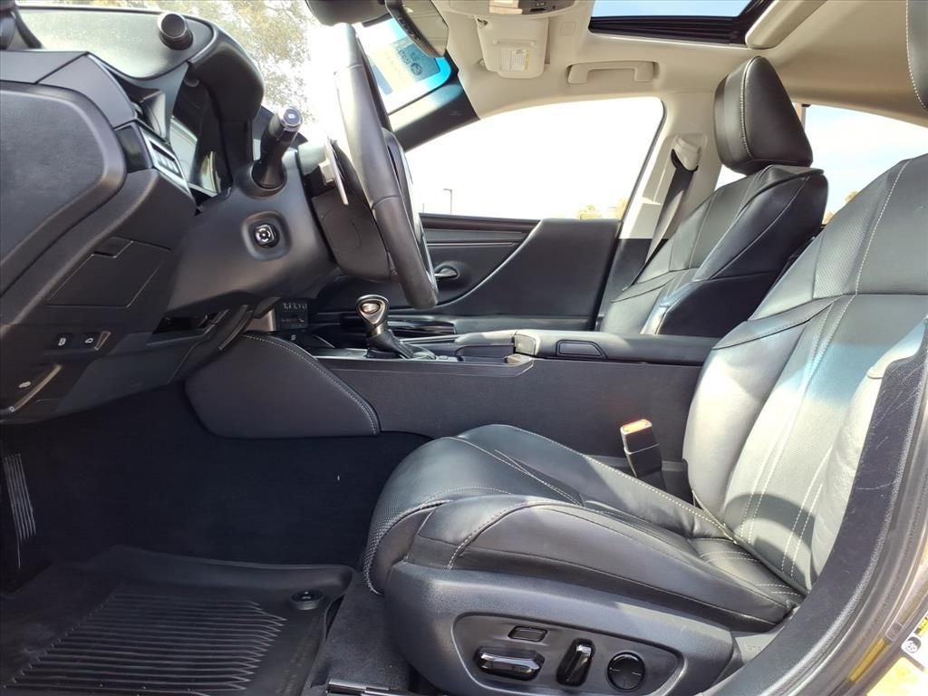 2022 Lexus ES 300h Ultra Luxury