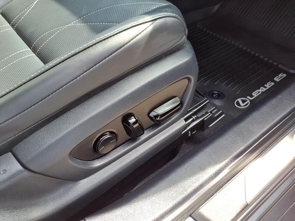 2022 Lexus ES 300h Ultra Luxury